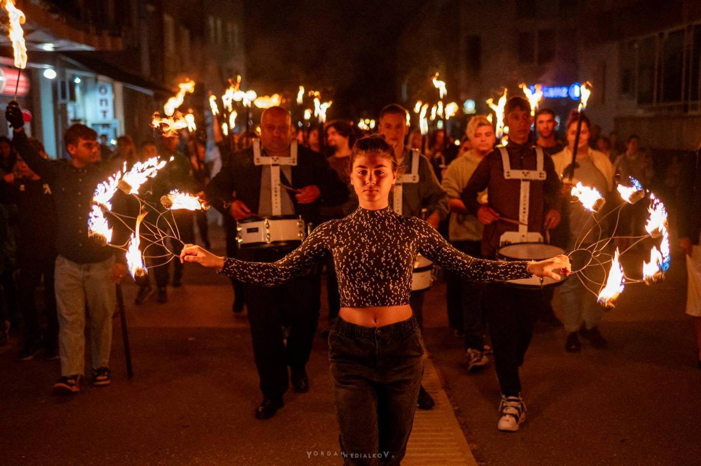  Стотици се включиха във факелното шествие за Деня на будителите във Враца 